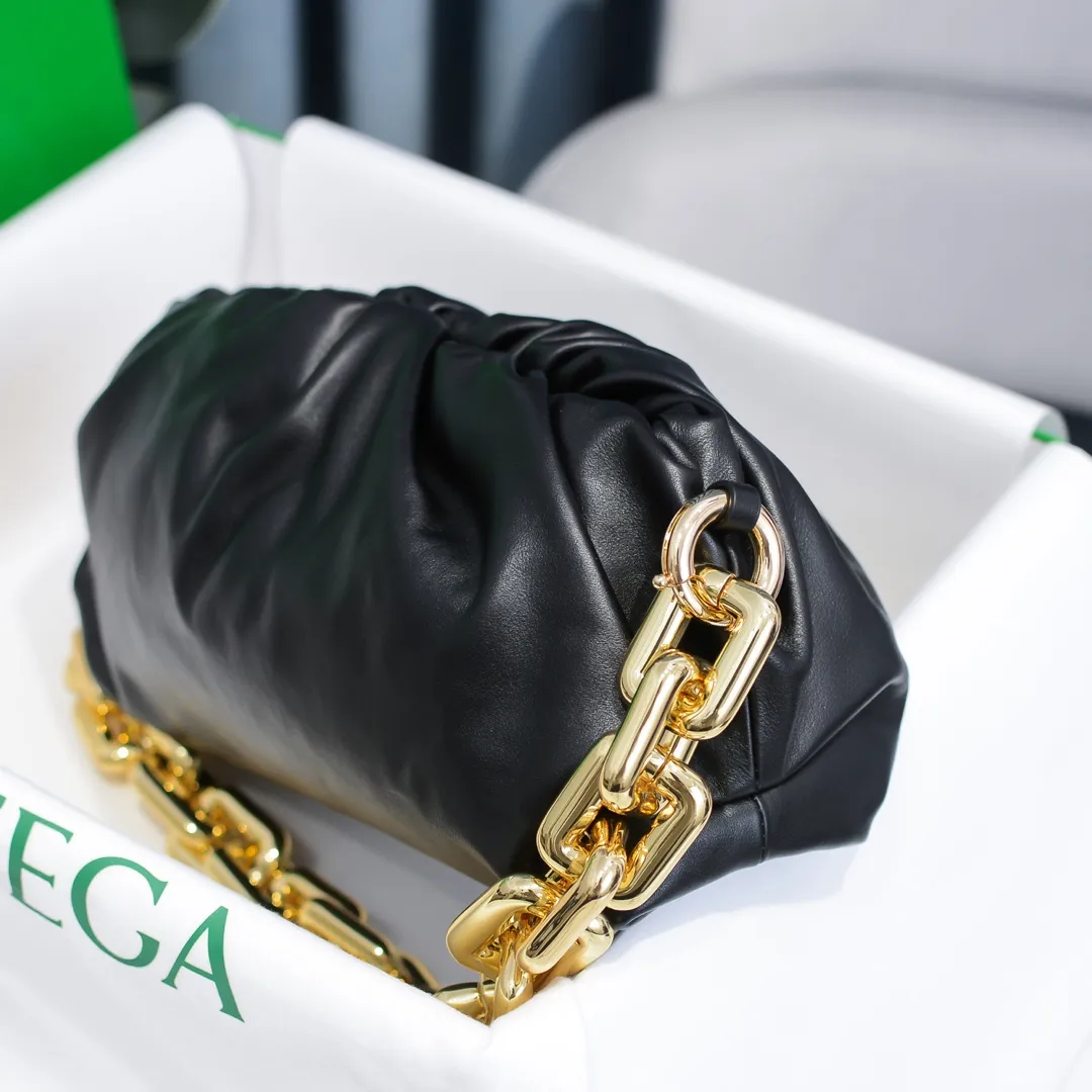 2020 new products will continue to upgrade the cloud bag to the вoттega veneтa chain cloud bag. It is still developed with imported original leather as standard. This hardware chain needs to be light on the upper body and can only be made of all-steel material. It is made of hollowed metal. You don’t have to worry about its weight. Major celebrity fashion bloggers have used it to attend fashion shows. Who can resist the charm of this large gold chain [smile] Style number: 6708# Size: 30*16*12